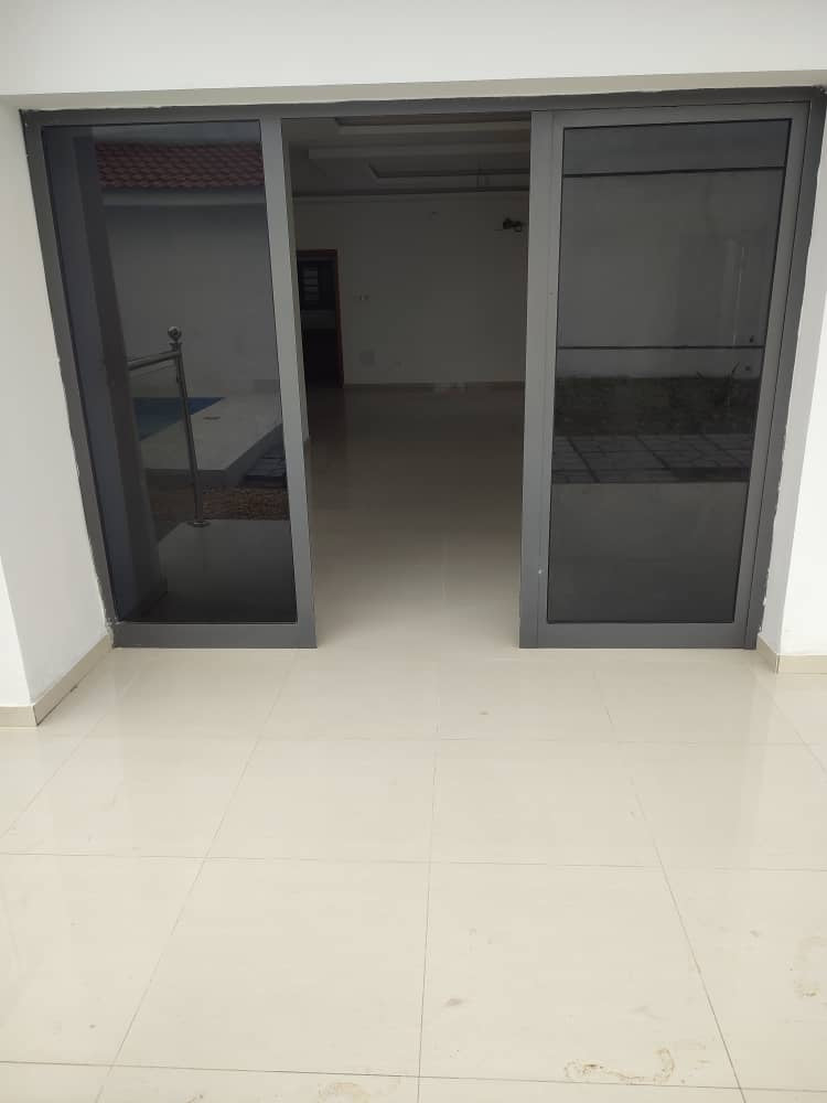 À LOUER – VILLA MEUBLÉE DE 6 PIÈCES AVEC PISCINE À LA RÉSIDENCE DU BÉNIN (CAISSE)