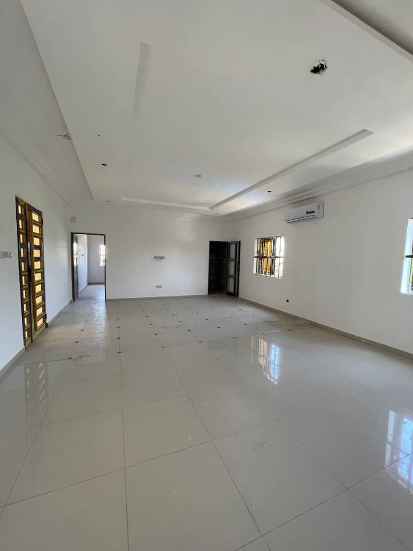 UN GRAND IMMEUBLE COMMERCIAL À VENDRE À ADIDOGOMÉ AWATAMÉ - 23 PIÈCES