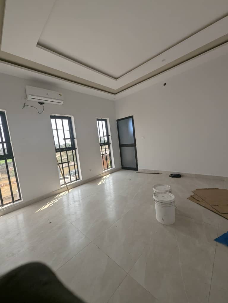 À VENDRE – VILLA 4 PIÈCES (3 CHAMBRES + SALON) AVEC TITRE FONCIER DANS LA CITÉ BAGUIDA – 105 MILLIONS FCFA