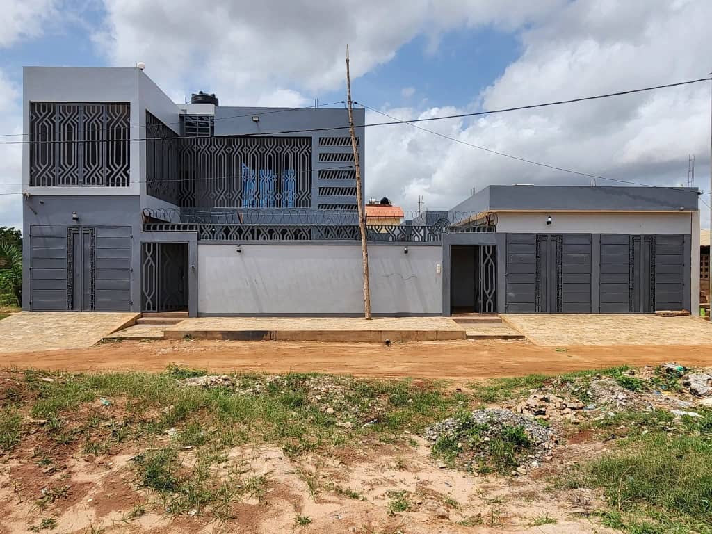 VILLA À VENDRE À VOGAN – 11 PIÈCES AU TOTAL