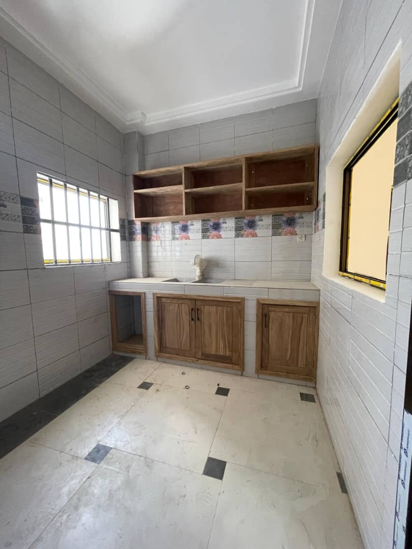 UN GRAND IMMEUBLE COMMERCIAL À VENDRE À ADIDOGOMÉ AWATAMÉ - 23 PIÈCES