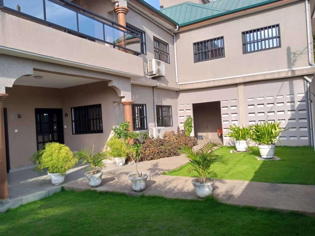 À VENDRE – VILLA DUPLEX MEUBLÉE 9 PIÈCES (7 CHAMBRES, 2 SALONS) À BAGUIDA CITÉ BOAD