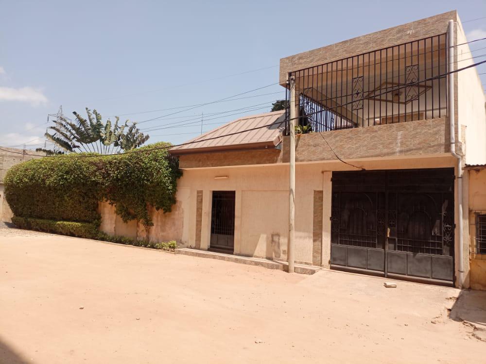 VILLA R+1 DE 11 PIÈCES À VENDRE À AGBALÉPÉDO GTA – 644M²