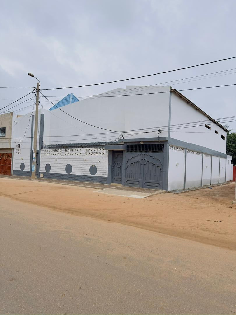 VILLA DE 9 PIÈCES À VENDRE À LOMÉ, CITÉ AÉROPORT – PLUS DE 1/2 LOT