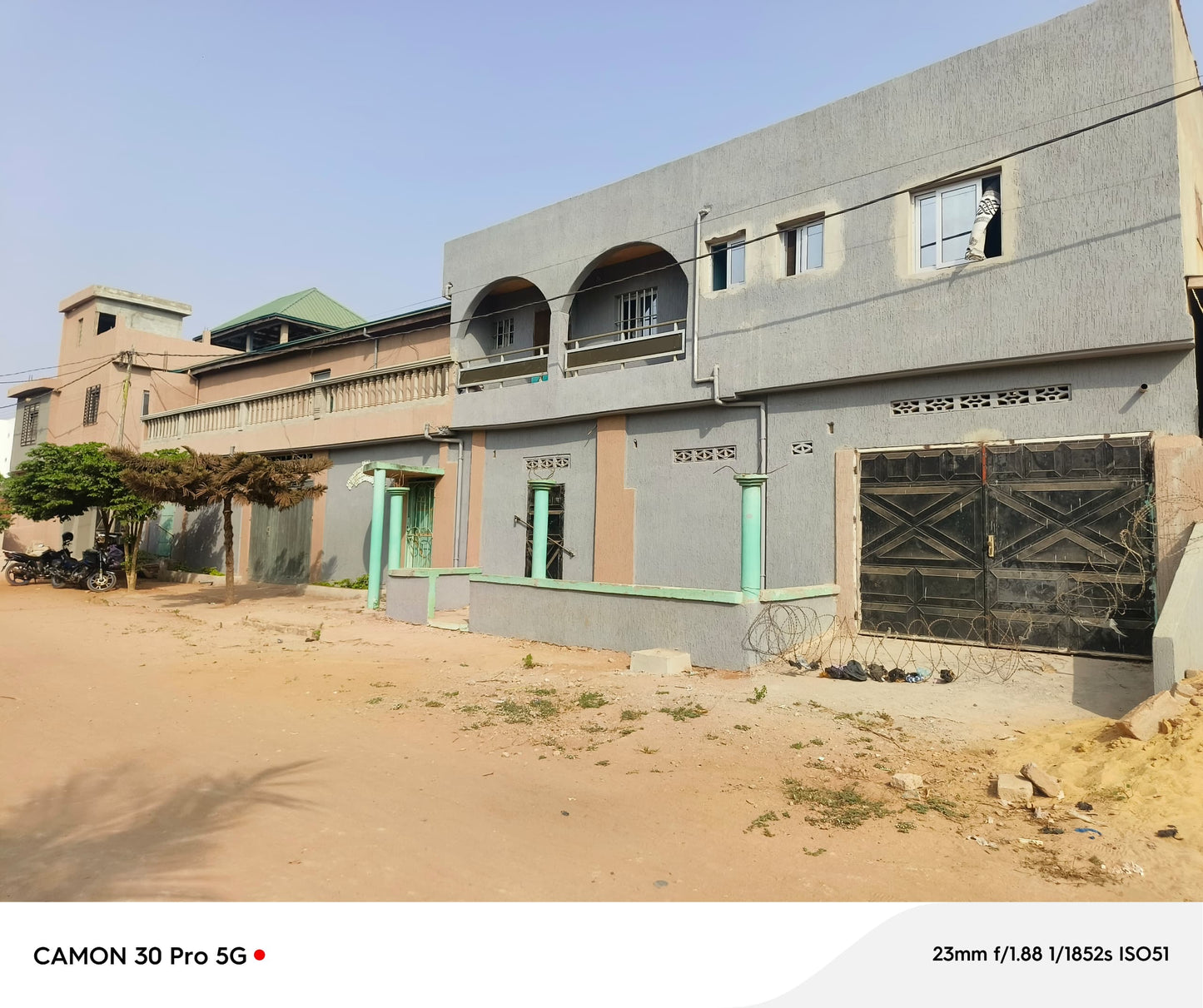 À VENDRE – RÉSIDENCE DUPLEX DE 25 PIÈCES SUR 2 LOTS À ADIDOGOMÉ SAGBADO – 450 MILLIONS FCFA (À DÉBATTRE)