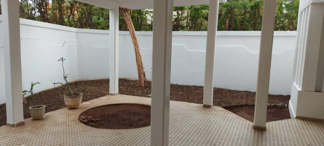 À VENDRE / À LOUER – Villa 10 pièces sur 500 m² à Nukafu Cerfer | 4 chambres, dépendance, jardin | Vente : 120M FCFA | Location : 600.000 FCFA/mois