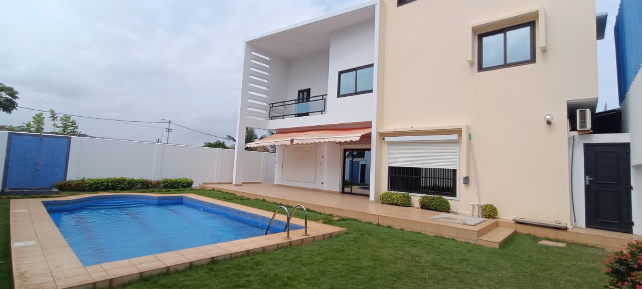 À LOUER – Villa 6 pièces avec piscine à Hedzranawoé Tigamé, à 20 m du goudron | 1,5 million FCFA/mois