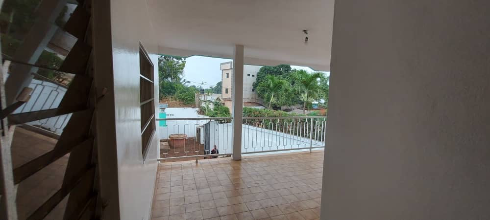 À VENDRE / À LOUER – Villa 10 pièces sur 500 m² à Nukafu Cerfer | 4 chambres, dépendance, jardin | Vente : 120M FCFA | Location : 600.000 FCFA/mois