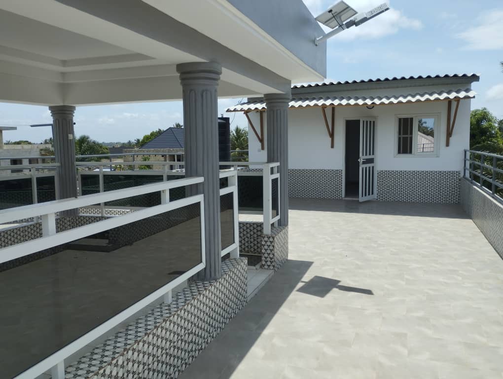 À VENDRE : VILLA DUPLEX DE 5 PIÈCES SUR 300 m² À AGBATA (CÔTÉ NON PLAGE)