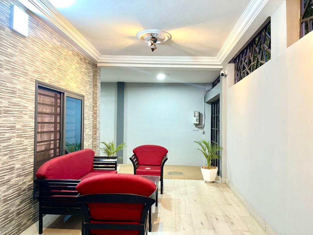 À LOUER – VILLA MEUBLÉE DE 4 PIÈCES À AGOÈ SOGBOSSITO (ANOKUI) – 450.000 FCFA/MOIS