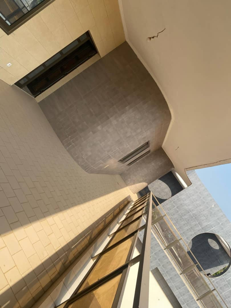 VILLA 9 PIÈCES À LOUER À TOTSI-ADIDOADIN – 350M DU GOUDRON