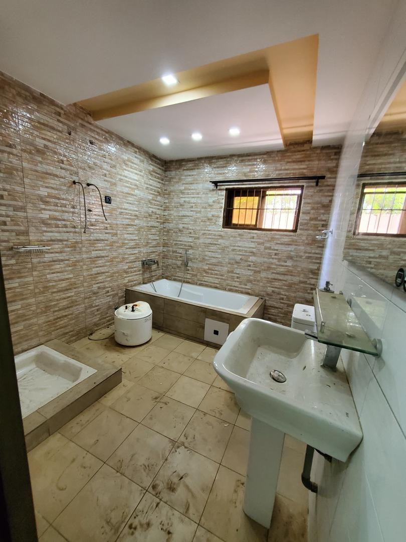 À LOUER – Villa Spacieuse à Hedzranawoé | 4 Chambres, Jardin, Garage, Dépendance | 700.000 FCFA/Mois