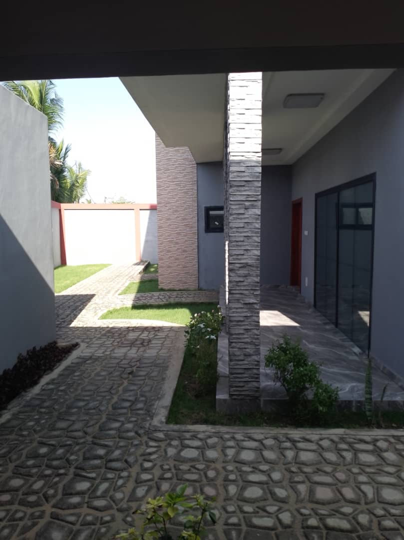 VILLA 9 PIÈCES À VENDRE À KPOGAN AGBETIKO – TITRE FONCIER