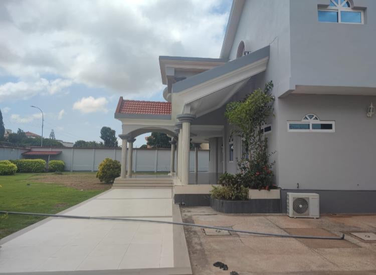 VILLA À VENDRE À LA CITÉ OUA – 10 PIÈCES – 2250m²