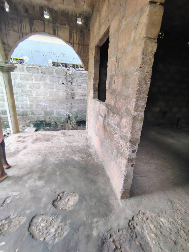Maison inachevée sur 1/2 lot à vendre à Agoè Demakpoé – 25 millions FCFA