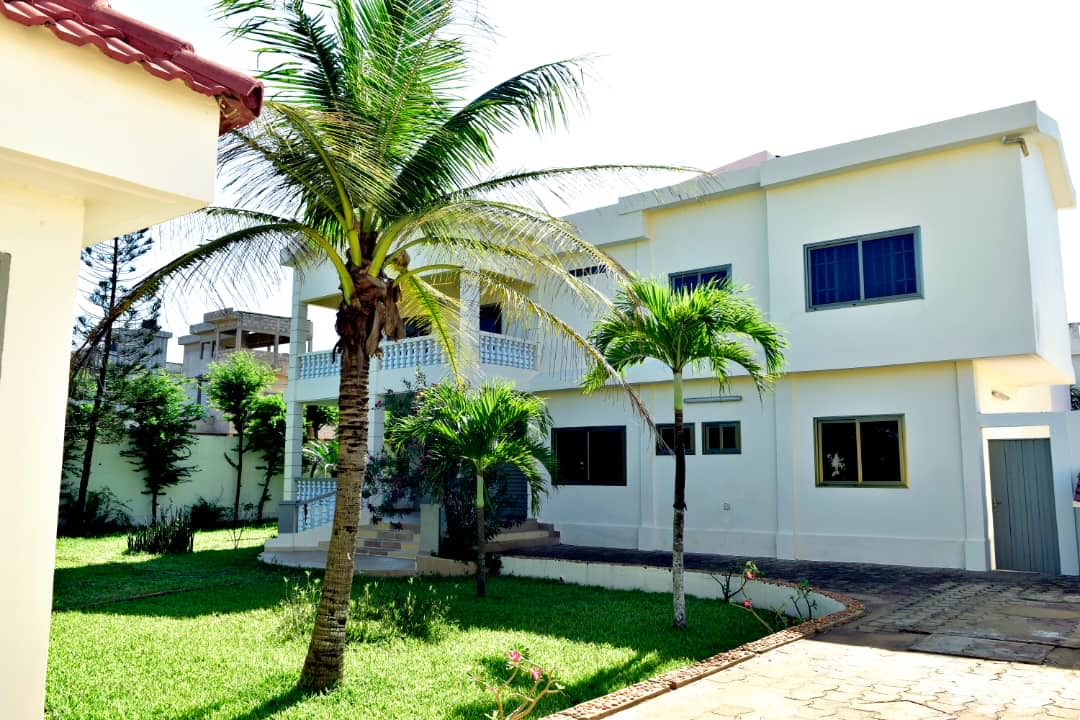 À VENDRE – Villa 14 pièces en angle de rue à Kpogan | 900 m² en bordure du goudron | 200 millions FCFA