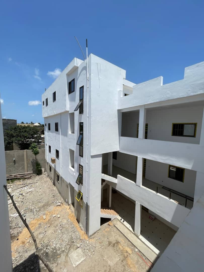 UN GRAND IMMEUBLE COMMERCIAL À VENDRE À ADIDOGOMÉ AWATAMÉ - 23 PIÈCES