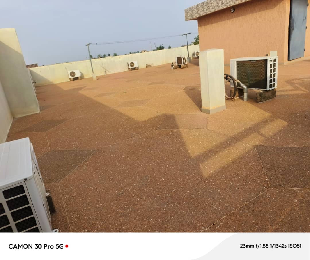 RÉSIDENCE 8 PIÈCES À VENDRE AVEC LES MEUBLES À AGOÈ ASSIYEYÉ – 602 m²