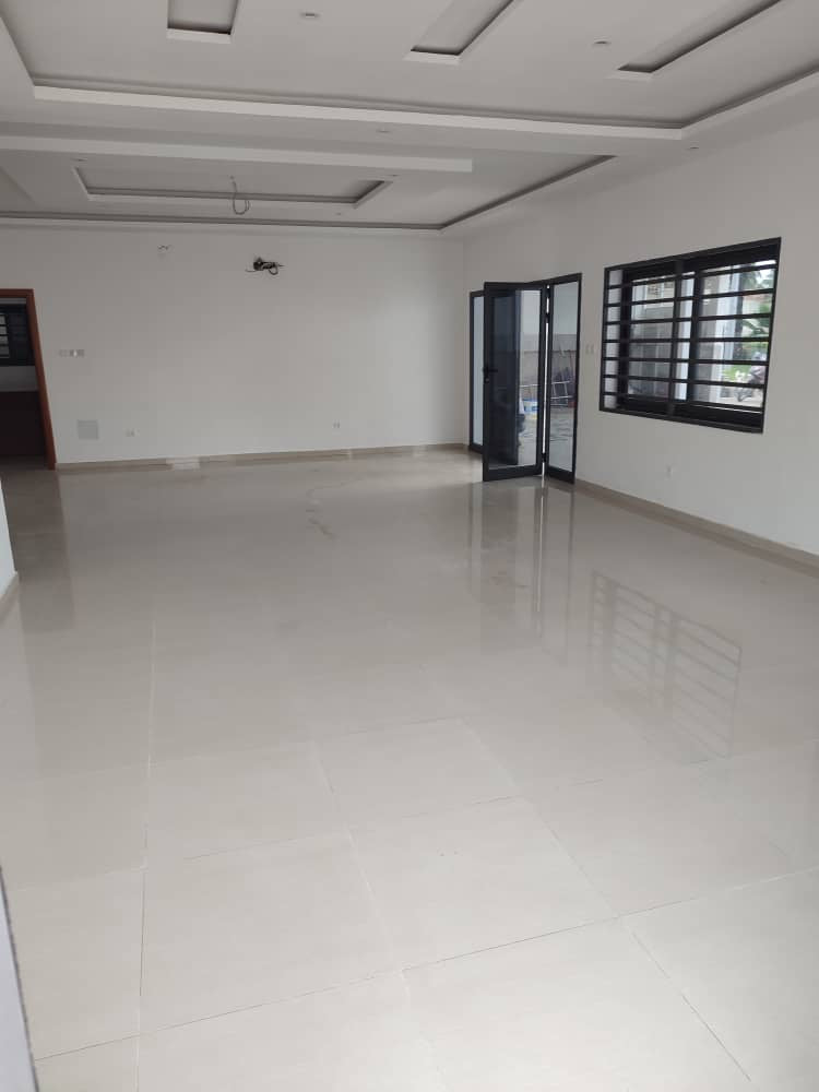 À LOUER – VILLA MEUBLÉE DE 6 PIÈCES AVEC PISCINE À LA RÉSIDENCE DU BÉNIN (CAISSE)