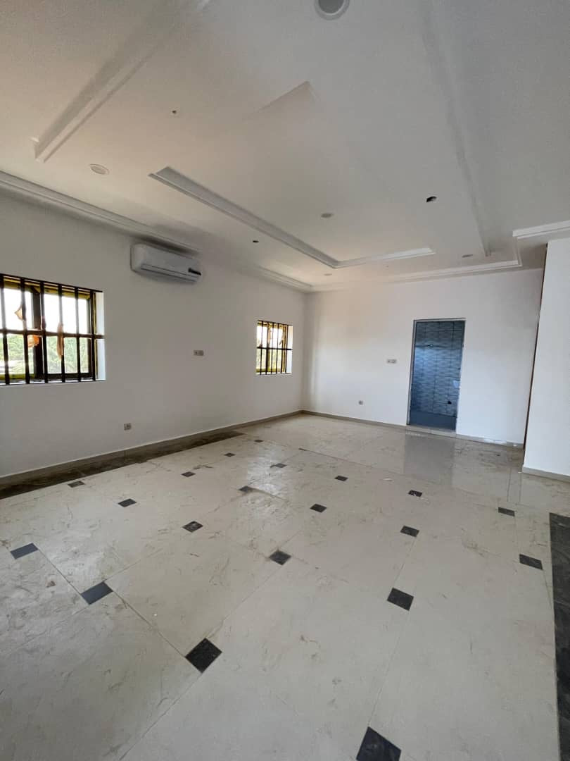 UN GRAND IMMEUBLE COMMERCIAL À VENDRE À ADIDOGOMÉ AWATAMÉ - 23 PIÈCES