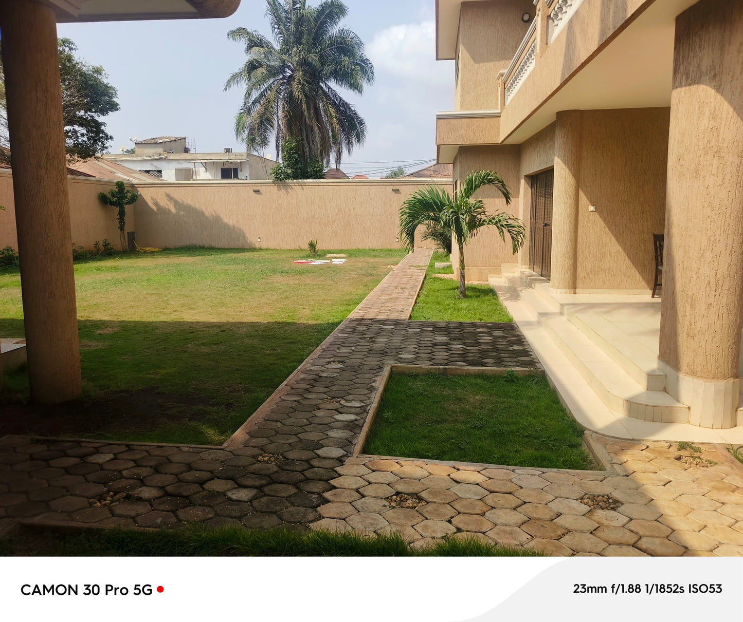 RÉSIDENCE 11 PIÈCES À VENDRE À NYÉKONAKPOÈ – 900 m² | TITRE FONCIER