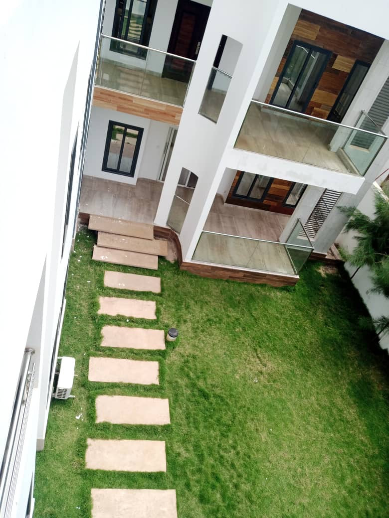 VILLA DE 11 PIÈCES À LOUER À ADIDOGOMÉ – IDÉALE POUR HABITATION OU SIÈGE D’ENTREPRISE
