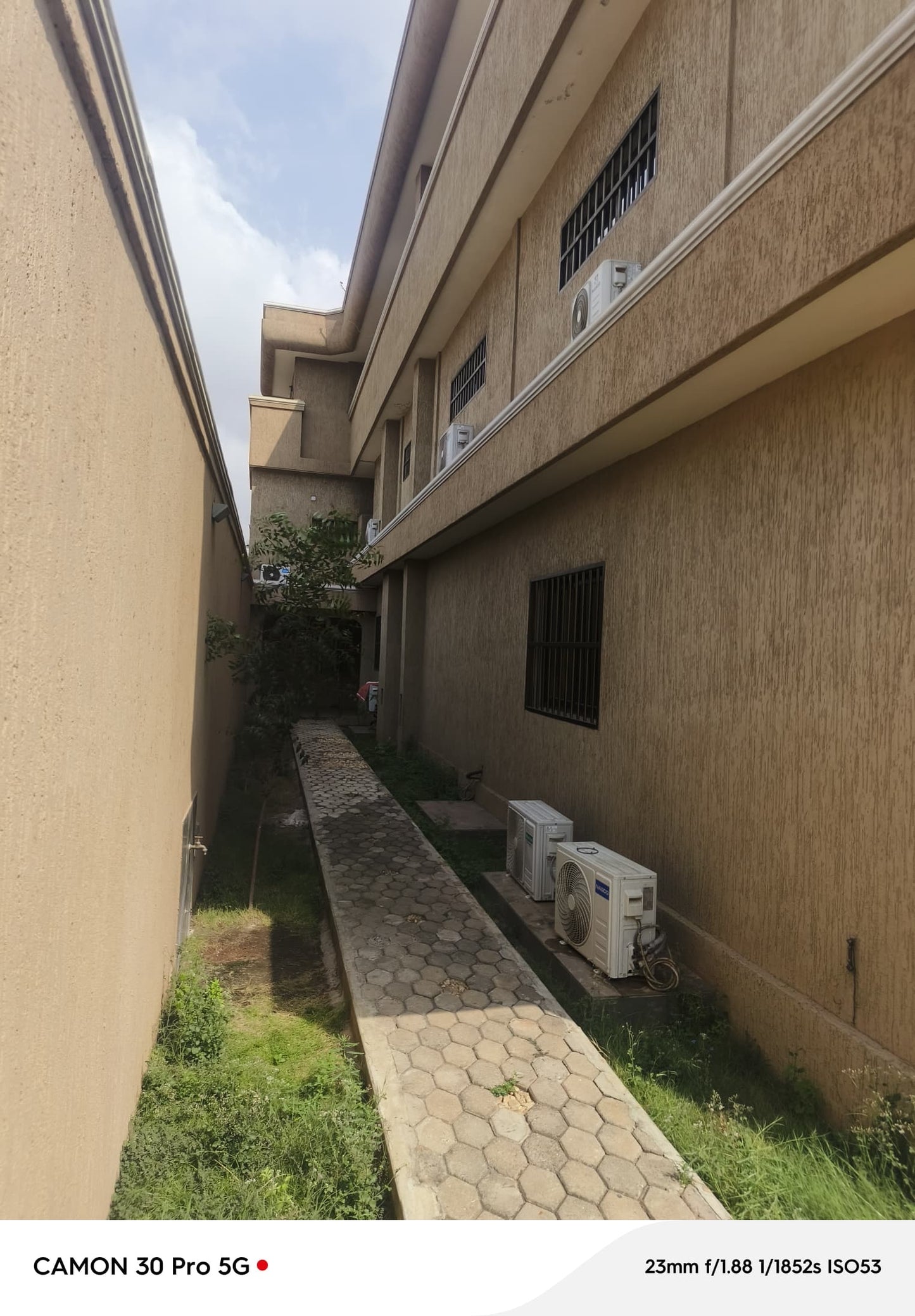 RÉSIDENCE 11 PIÈCES À VENDRE À NYÉKONAKPOÈ – 900 m² | TITRE FONCIER