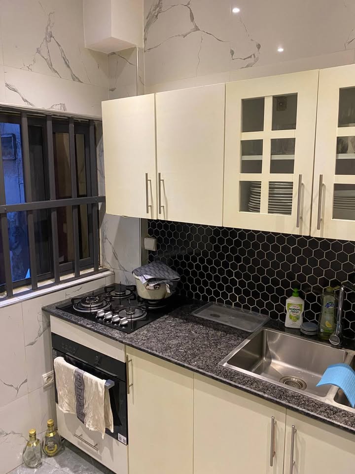 À LOUER – MINI VILLA DUPLEX MEUBLÉE DE 4 PIÈCES À ADIDOGOMÉ MADIBA – 03 CHAMBRES À L’ÉTAGE, CUISINE ÉQUIPÉE, GARAGE – À PARTIR DE 200.000F