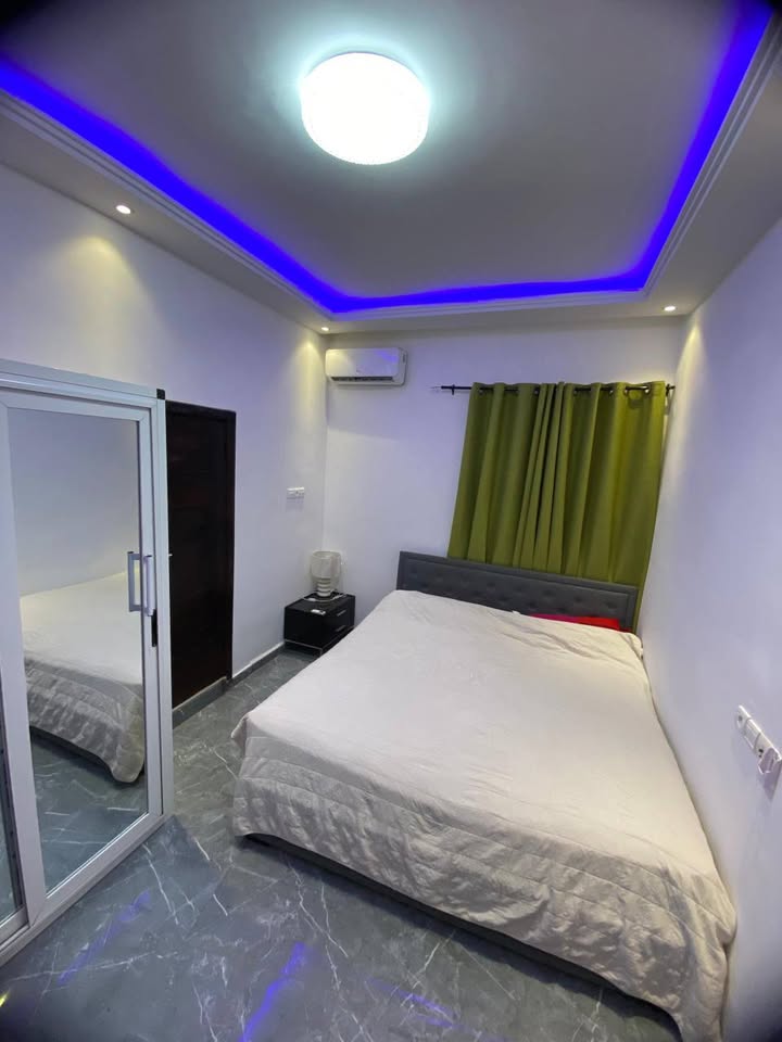 À LOUER – MINI VILLA DUPLEX MEUBLÉE DE 4 PIÈCES À ADIDOGOMÉ MADIBA – 03 CHAMBRES À L’ÉTAGE, CUISINE ÉQUIPÉE, GARAGE – À PARTIR DE 200.000F