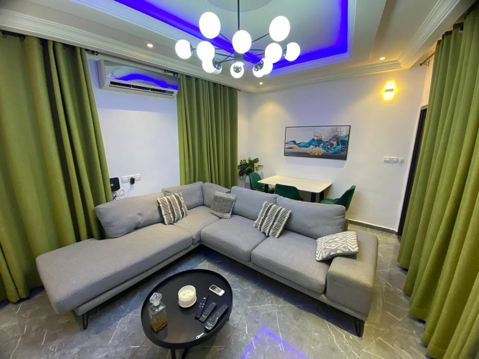 À LOUER – MINI VILLA DUPLEX MEUBLÉE DE 4 PIÈCES À ADIDOGOMÉ MADIBA – 03 CHAMBRES À L’ÉTAGE, CUISINE ÉQUIPÉE, GARAGE – À PARTIR DE 200.000F