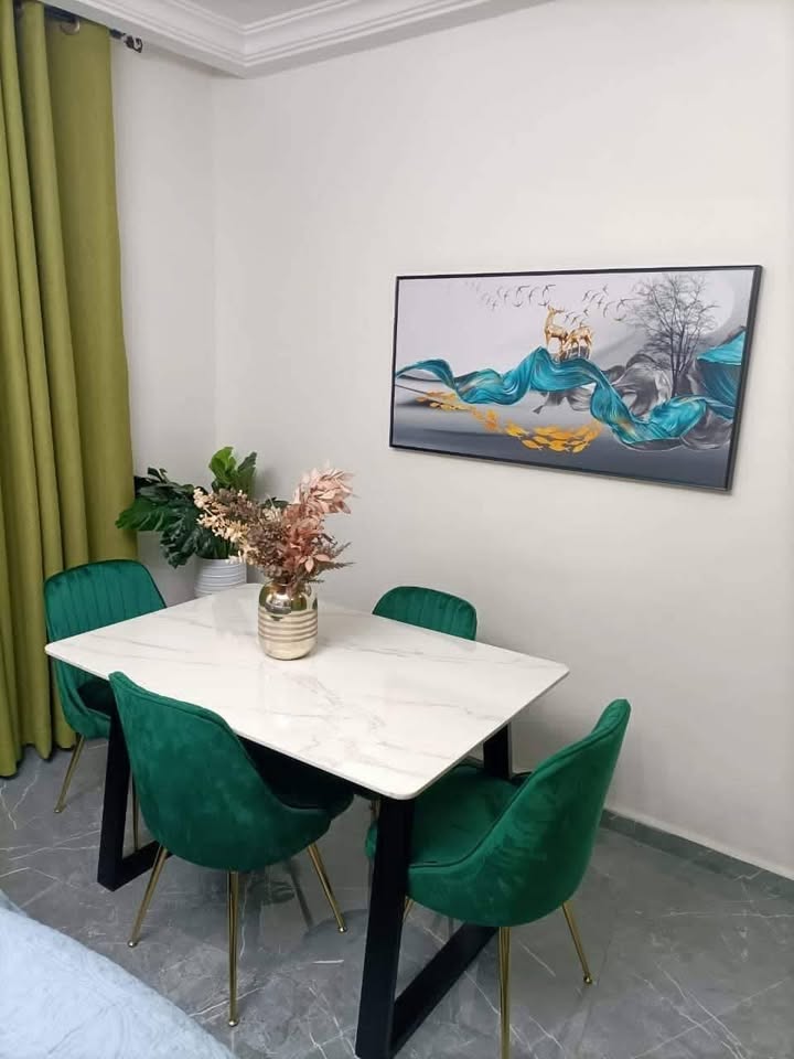 À LOUER – MINI VILLA DUPLEX MEUBLÉE DE 4 PIÈCES À ADIDOGOMÉ MADIBA – 03 CHAMBRES À L’ÉTAGE, CUISINE ÉQUIPÉE, GARAGE – À PARTIR DE 200.000F