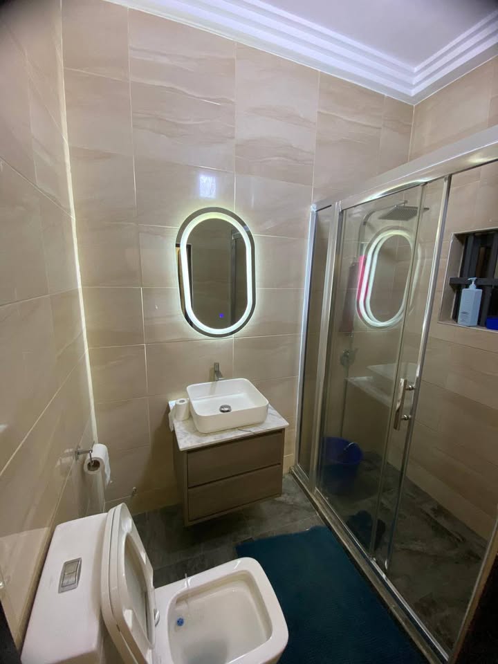 À LOUER – MINI VILLA DUPLEX MEUBLÉE DE 4 PIÈCES À ADIDOGOMÉ MADIBA – 03 CHAMBRES À L’ÉTAGE, CUISINE ÉQUIPÉE, GARAGE – À PARTIR DE 200.000F