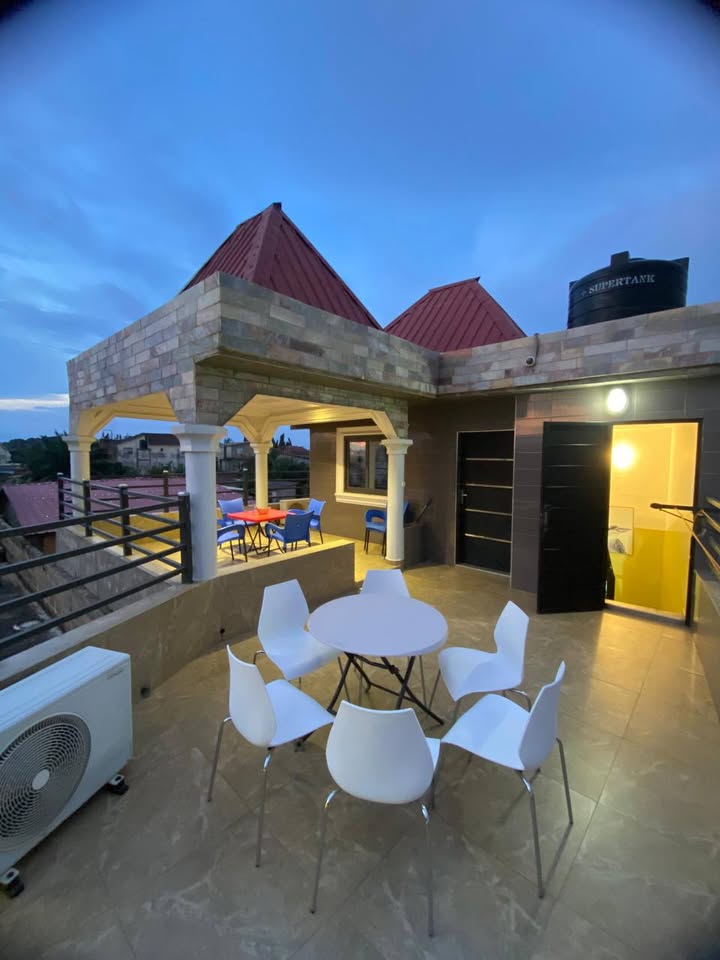 À LOUER – MINI VILLA DUPLEX MEUBLÉE DE 4 PIÈCES À ADIDOGOMÉ MADIBA – 03 CHAMBRES À L’ÉTAGE, CUISINE ÉQUIPÉE, GARAGE – À PARTIR DE 200.000F