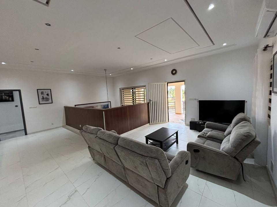 À LOUER – VILLA MEUBLÉE DUPLEX 7 PIÈCES (5 CHAMBRES, 2 SALONS) AVEC JARDIN, TERRASSE, GARAGE ET MINI TERRAIN À ADIDOGOMÉ ATTILAMONOU