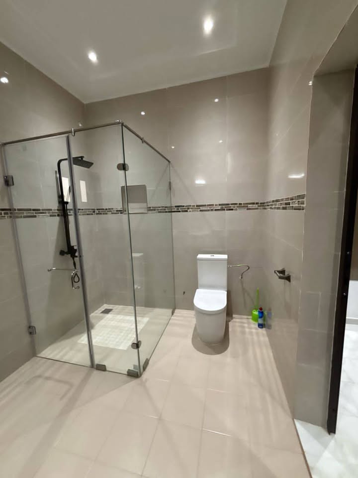 À LOUER – VILLA MEUBLÉE DUPLEX 7 PIÈCES (5 CHAMBRES, 2 SALONS) AVEC JARDIN, TERRASSE, GARAGE ET MINI TERRAIN À ADIDOGOMÉ ATTILAMONOU