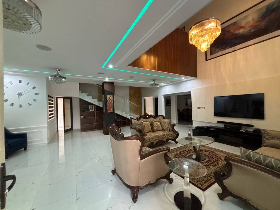 À LOUER – VILLA MEUBLÉE DUPLEX 7 PIÈCES (5 CHAMBRES, 2 SALONS) AVEC JARDIN, TERRASSE, GARAGE ET MINI TERRAIN À ADIDOGOMÉ ATTILAMONOU