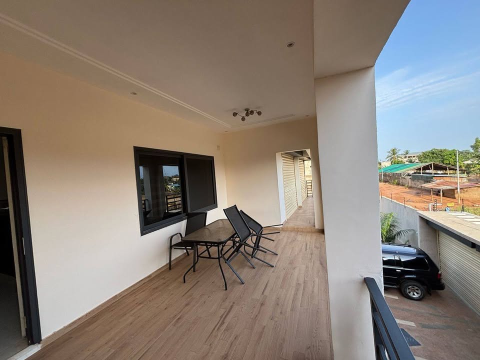 À LOUER – VILLA MEUBLÉE DUPLEX 7 PIÈCES (5 CHAMBRES, 2 SALONS) AVEC JARDIN, TERRASSE, GARAGE ET MINI TERRAIN À ADIDOGOMÉ ATTILAMONOU