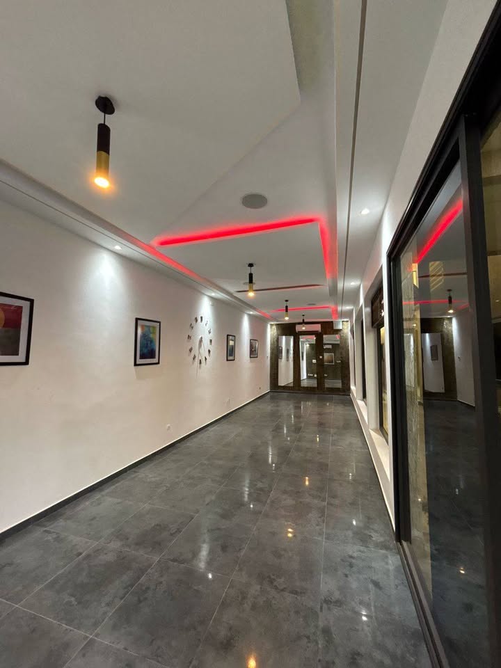 À LOUER – VILLA MEUBLÉE DUPLEX 7 PIÈCES (5 CHAMBRES, 2 SALONS) AVEC JARDIN, TERRASSE, GARAGE ET MINI TERRAIN À ADIDOGOMÉ ATTILAMONOU