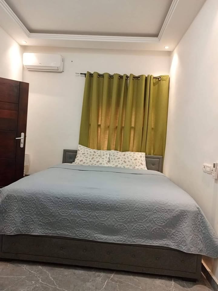 À LOUER – MINI VILLA DUPLEX MEUBLÉE DE 4 PIÈCES À ADIDOGOMÉ MADIBA – 03 CHAMBRES À L’ÉTAGE, CUISINE ÉQUIPÉE, GARAGE – À PARTIR DE 200.000F
