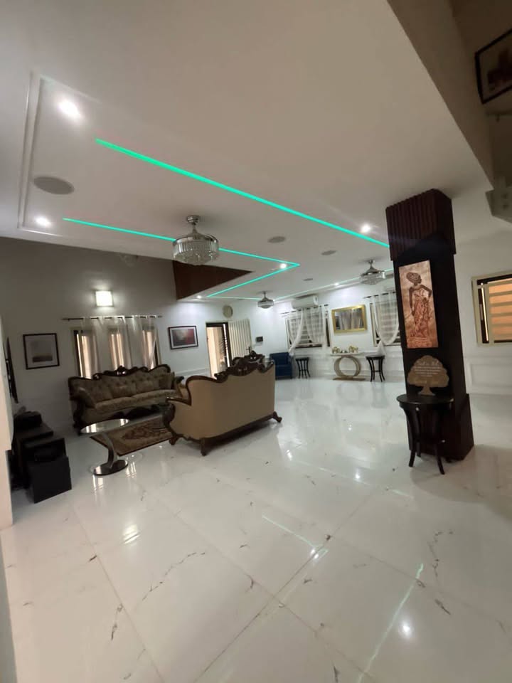 À LOUER – VILLA MEUBLÉE DUPLEX 7 PIÈCES (5 CHAMBRES, 2 SALONS) AVEC JARDIN, TERRASSE, GARAGE ET MINI TERRAIN À ADIDOGOMÉ ATTILAMONOU
