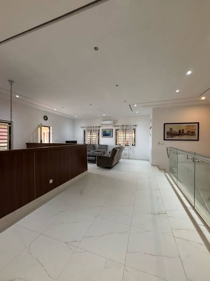À LOUER – VILLA MEUBLÉE DUPLEX 7 PIÈCES (5 CHAMBRES, 2 SALONS) AVEC JARDIN, TERRASSE, GARAGE ET MINI TERRAIN À ADIDOGOMÉ ATTILAMONOU