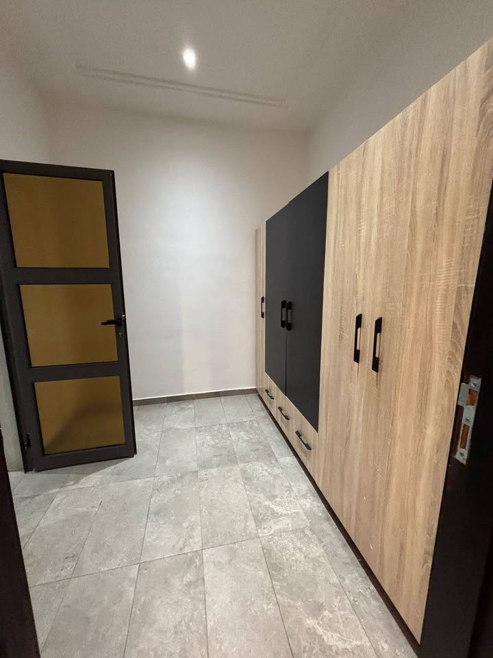 À LOUER – VILLA MEUBLÉE DUPLEX 7 PIÈCES (5 CHAMBRES, 2 SALONS) AVEC JARDIN, TERRASSE, GARAGE ET MINI TERRAIN À ADIDOGOMÉ ATTILAMONOU