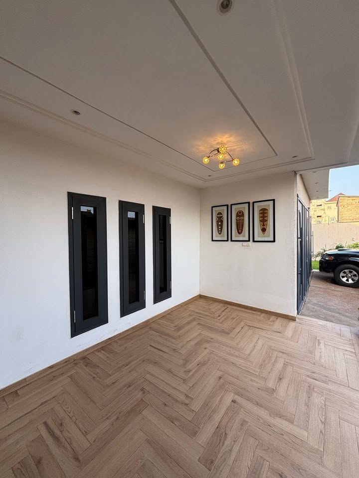À LOUER – VILLA MEUBLÉE DUPLEX 7 PIÈCES (5 CHAMBRES, 2 SALONS) AVEC JARDIN, TERRASSE, GARAGE ET MINI TERRAIN À ADIDOGOMÉ ATTILAMONOU