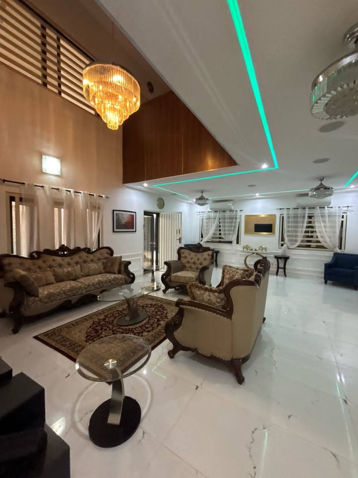 À LOUER – VILLA MEUBLÉE DUPLEX 7 PIÈCES (5 CHAMBRES, 2 SALONS) AVEC JARDIN, TERRASSE, GARAGE ET MINI TERRAIN À ADIDOGOMÉ ATTILAMONOU