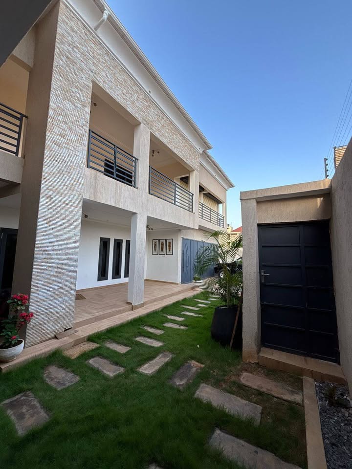 À LOUER – VILLA MEUBLÉE DUPLEX 7 PIÈCES (5 CHAMBRES, 2 SALONS) AVEC JARDIN, TERRASSE, GARAGE ET MINI TERRAIN À ADIDOGOMÉ ATTILAMONOU
