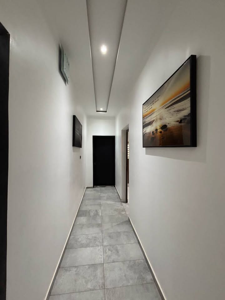 À LOUER – VILLA MEUBLÉE DUPLEX 7 PIÈCES (5 CHAMBRES, 2 SALONS) AVEC JARDIN, TERRASSE, GARAGE ET MINI TERRAIN À ADIDOGOMÉ ATTILAMONOU