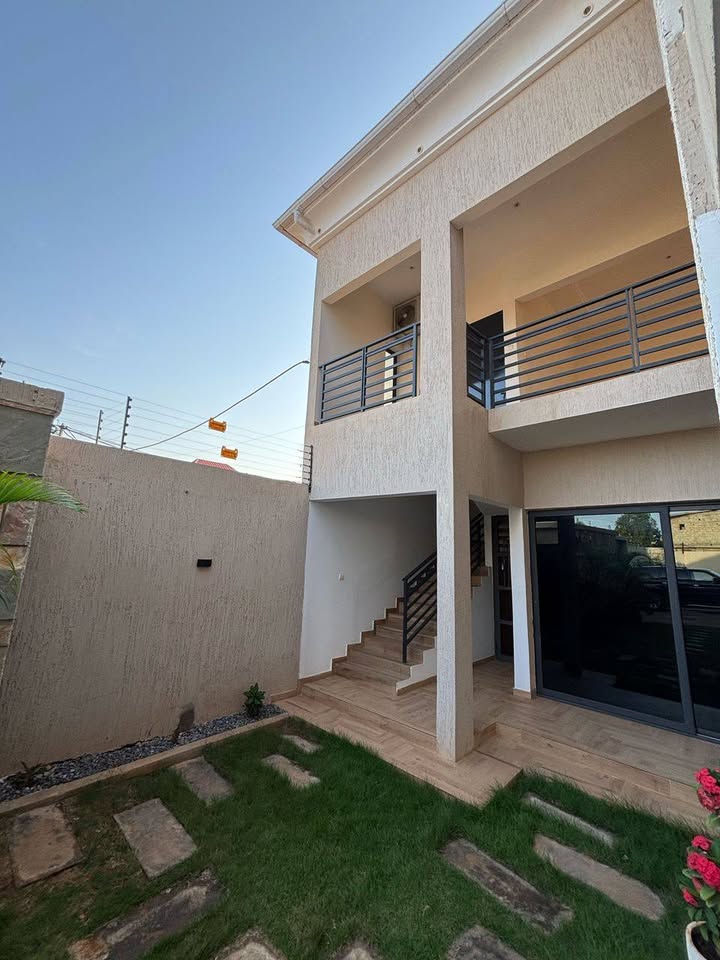 À LOUER – VILLA MEUBLÉE DUPLEX 7 PIÈCES (5 CHAMBRES, 2 SALONS) AVEC JARDIN, TERRASSE, GARAGE ET MINI TERRAIN À ADIDOGOMÉ ATTILAMONOU