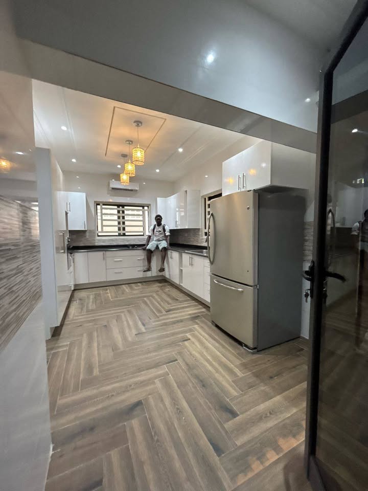 À LOUER – VILLA MEUBLÉE DUPLEX 7 PIÈCES (5 CHAMBRES, 2 SALONS) AVEC JARDIN, TERRASSE, GARAGE ET MINI TERRAIN À ADIDOGOMÉ ATTILAMONOU