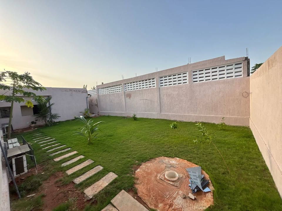 À LOUER – VILLA MEUBLÉE DUPLEX 7 PIÈCES (5 CHAMBRES, 2 SALONS) AVEC JARDIN, TERRASSE, GARAGE ET MINI TERRAIN À ADIDOGOMÉ ATTILAMONOU