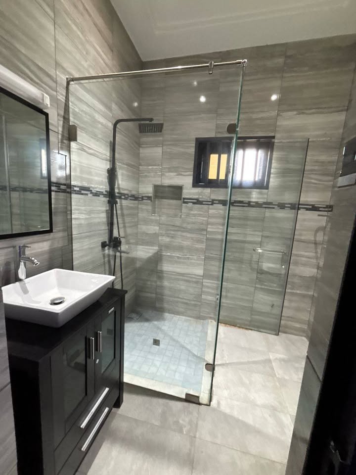 À LOUER – VILLA MEUBLÉE DUPLEX 7 PIÈCES (5 CHAMBRES, 2 SALONS) AVEC JARDIN, TERRASSE, GARAGE ET MINI TERRAIN À ADIDOGOMÉ ATTILAMONOU
